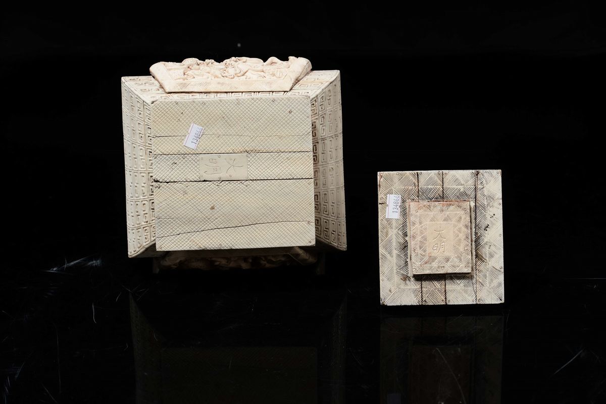 Vaso con Coperchio Scolpito in Avorio a Doppia Ansa Ad Anelli e Sfera in Cima, Cina, Inizio XX Se...
