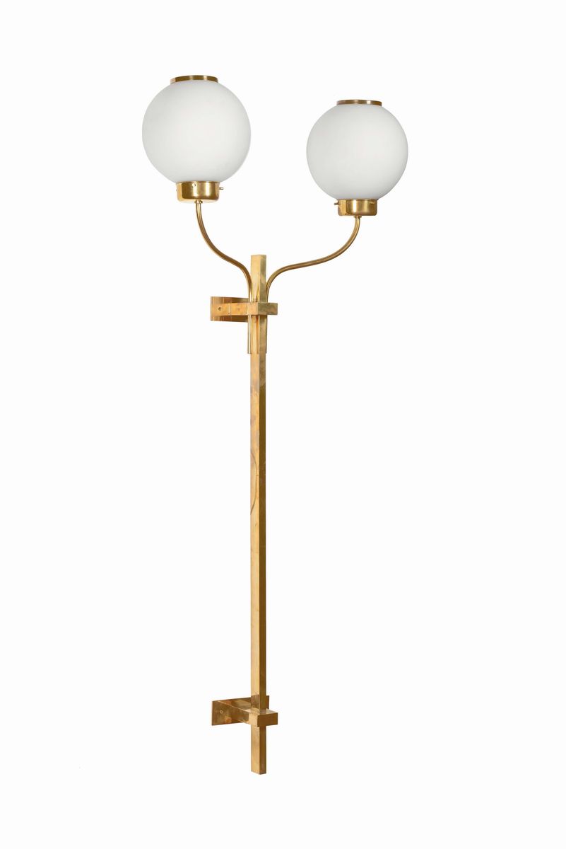 Coppia di Grandi Appliques in Ottone Lucido e Diffusori in Vetro Opalino.