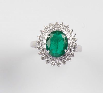 Anello con Smeraldo e Diamanti a Contorno