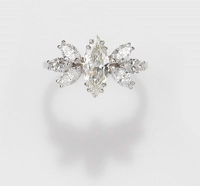 Anello con Diamante Centrale Taglio Navette e Piccoli Diamanti a Contorno