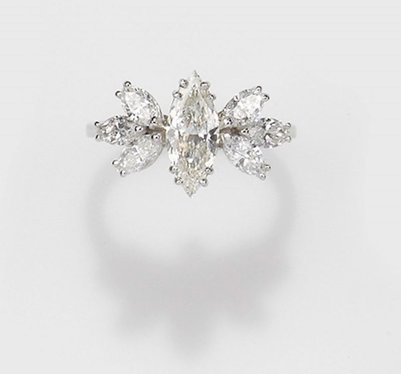 Anello con diamante centrale taglio navette e piccoli diamanti a contorno  - Asta Fine Jewels - II - Cambi Casa d'Aste