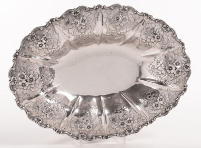 Vassoio in Argento Sbalzato, XX Secolo