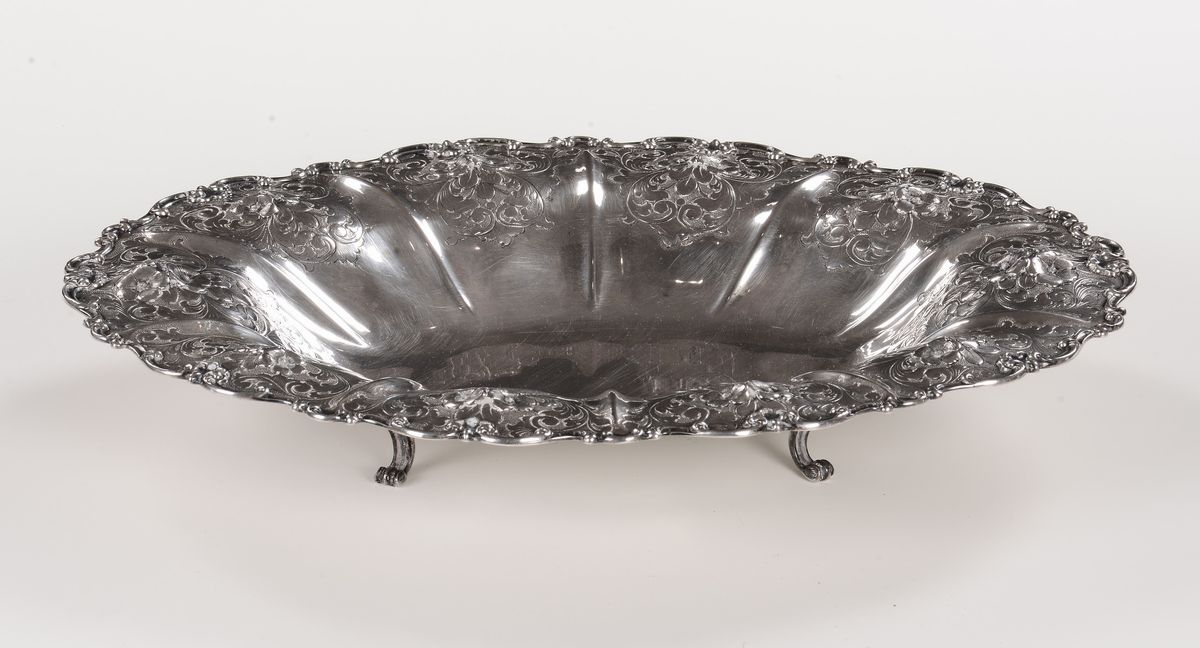 Vassoio in Argento Sbalzato, XX Secolo