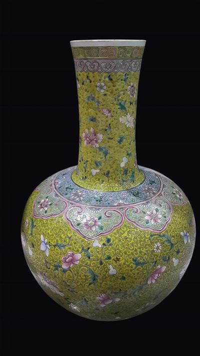 Vaso in porcellana Famiglia Rosa, decorazione floreale su fondo giallo, Cina, Dinastia Qing, epoc...