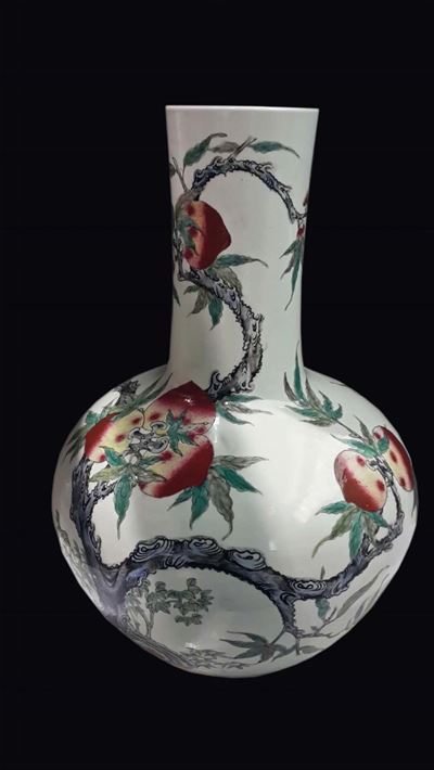 Grande vaso in porcellana decorato con pesche, Cina, epoca Guangxu (1875-1908)