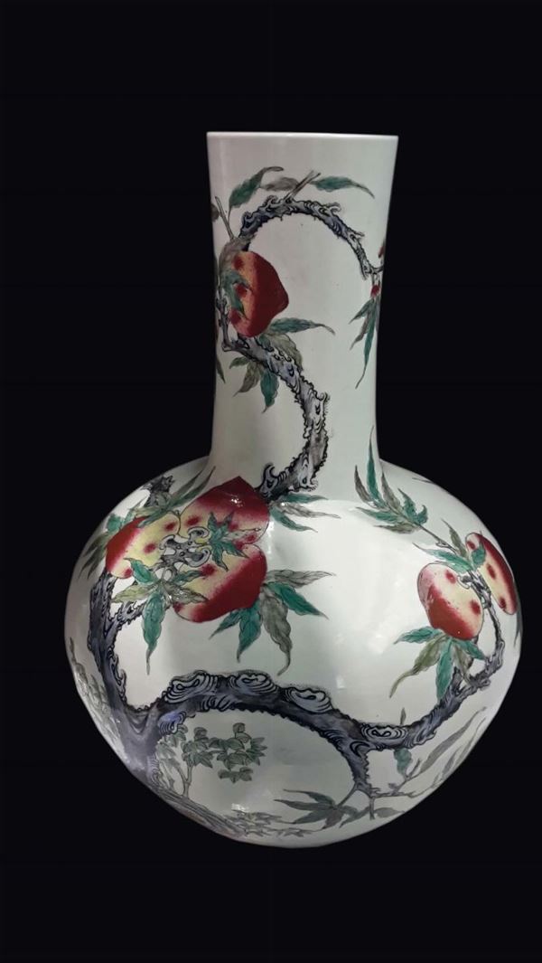 Grande vaso in porcellana con decoro di pesche, Cina, epoca Guangxu (1875-1908)