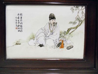 Placca in porcellana policroma raffigurante un dignitario con iscrizione, Cina, inizio XX secolo,...