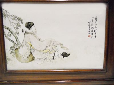 Placca in porcellana policroma con dignitario e iscrizione, Cina, inizio XX secolo