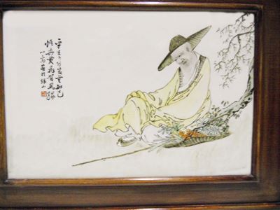Placca in porcellana policroma raffigurante saggio con cestino di fiori, Cina, inizio XX secolo