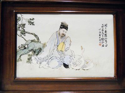 Placca in porcellana policroma con dignitario e oche, Cina, inizio XX secolo