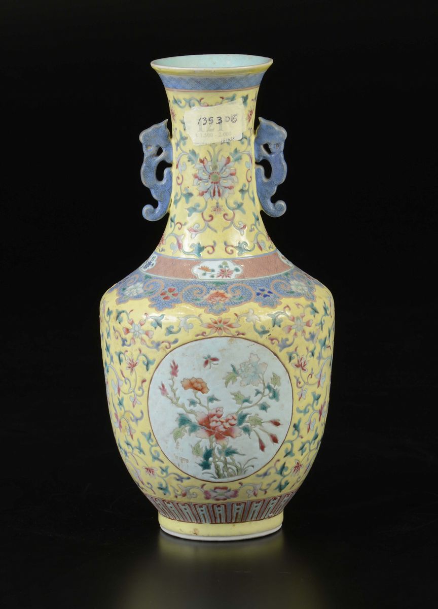 Vaso in Porcellana Famiglia Rosa a Fondo Giallo con Fiori Entro Rieserve, Cina, Dinastia Qing, XI...