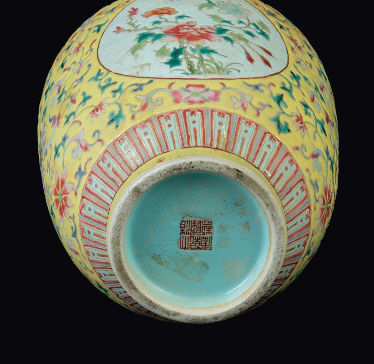 Vaso in Porcellana Famiglia Rosa a Fondo Giallo con Fiori Entro Rieserve, Cina, Dinastia Qing, XI...