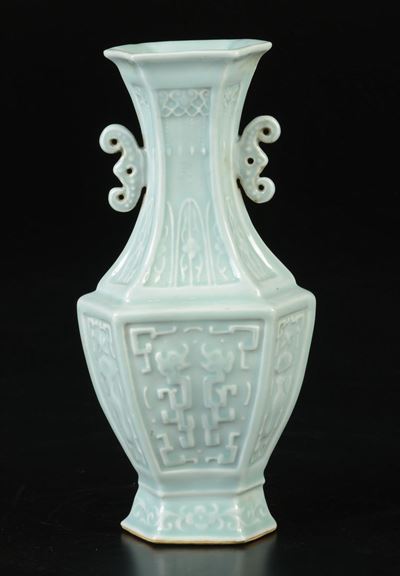 Vaso in Porcellana Celadon a Sezione Esagonale con Decoro a Rilievo, Cina, Dinastia Qing, XIX Sec...
