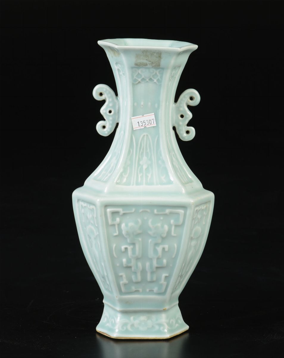 Vaso in Porcellana Celadon a Sezione Esagonale con Decoro a Rilievo, Cina, Dinastia Qing, XIX Sec...