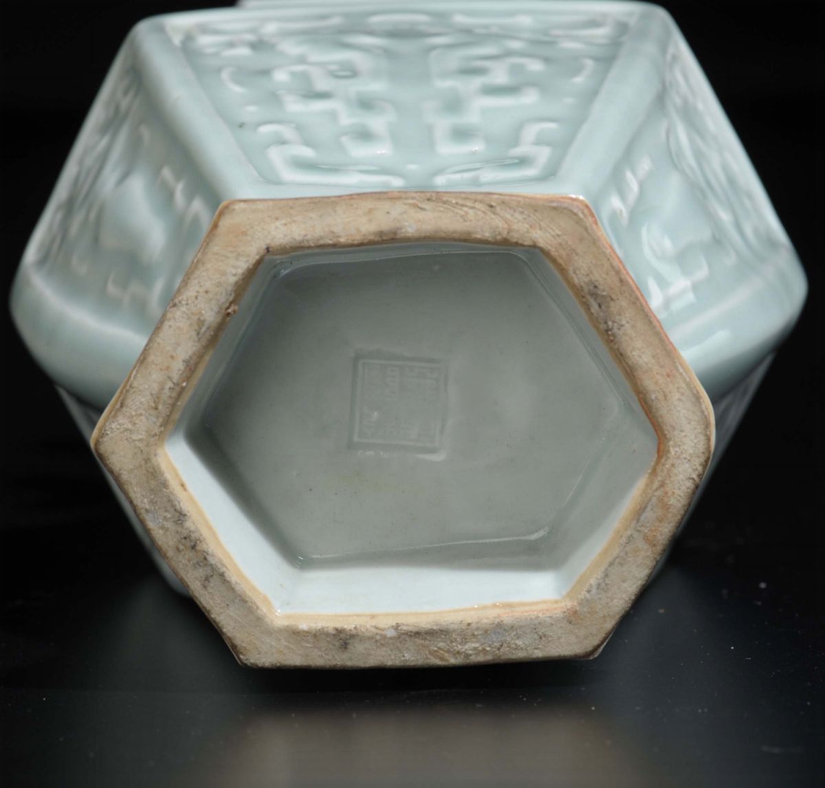 Vaso in Porcellana Celadon a Sezione Esagonale con Decoro a Rilievo, Cina, Dinastia Qing, XIX Sec...