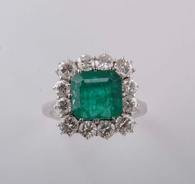 Anello con Smeraldo e Diamanti a Contorno