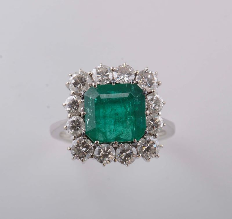 An emerald and diamond cluster ring  - Auction Fine Jewels - II - Cambi Casa d'Aste