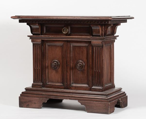 Credenzino in noce a due ante, inizio XX secolo