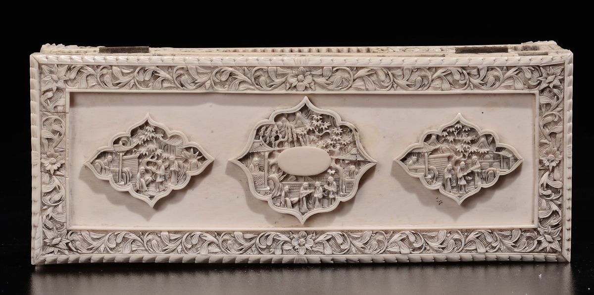 Scatola in Avorio Traforato con Personaggi Entro Riserve, Canton, Cina, Dinastia Qing, Fine XIX S...