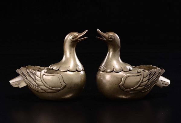 Coppia di incensieri in bronzo dorato a forma di anatre, Cina, Dinastia Qing, XIX secolo
