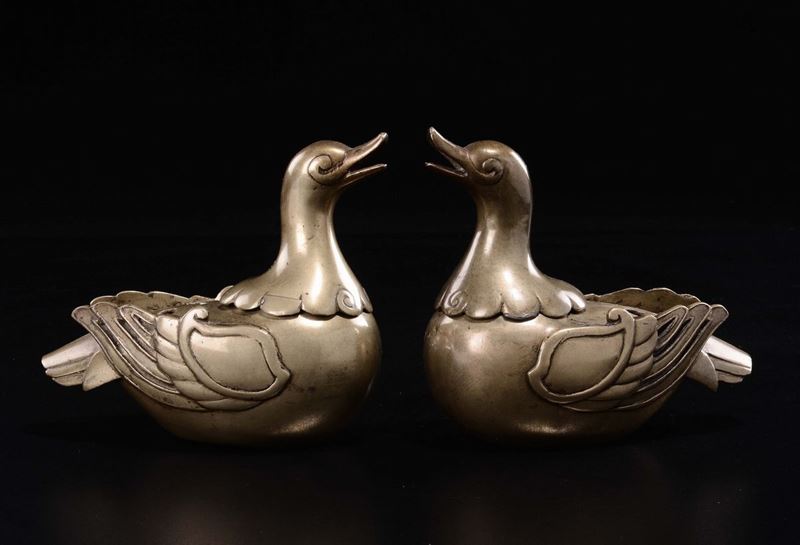 Coppia di incensieri in bronzo dorato a forma di anatre, Cina, Dinastia Qing, XIX secolo  - Asta Chinese Works of Art - Cambi Casa d'Aste