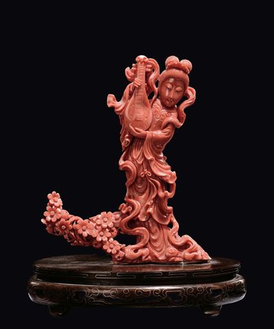 Figura di Guanyin Musicante Scolpita in Corallo Poggiata su un Ramo in Fiore, Cina, Inizio XX Sec...
