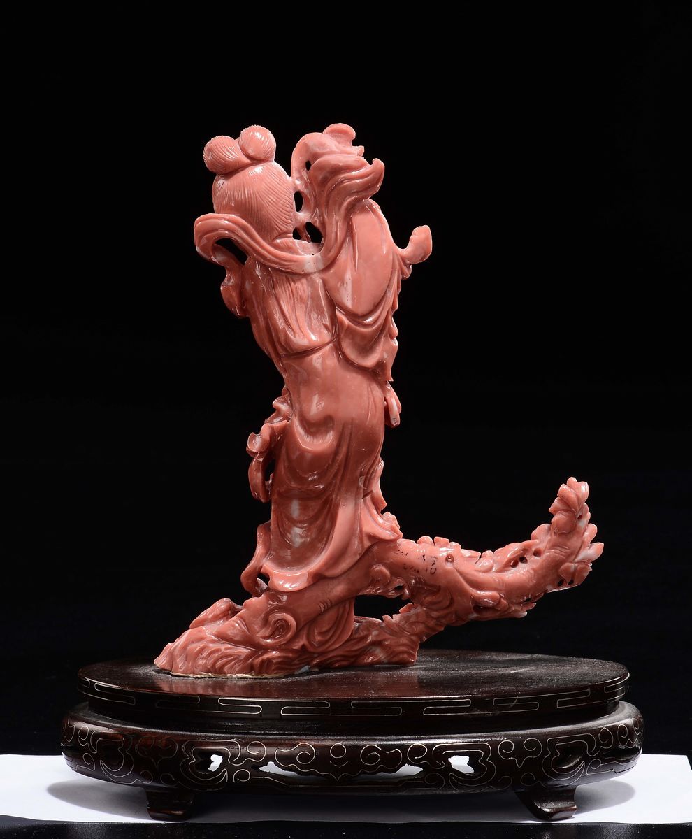 Figura di Guanyin Musicante Scolpita in Corallo Poggiata su un Ramo in Fiore, Cina, Inizio XX Sec...