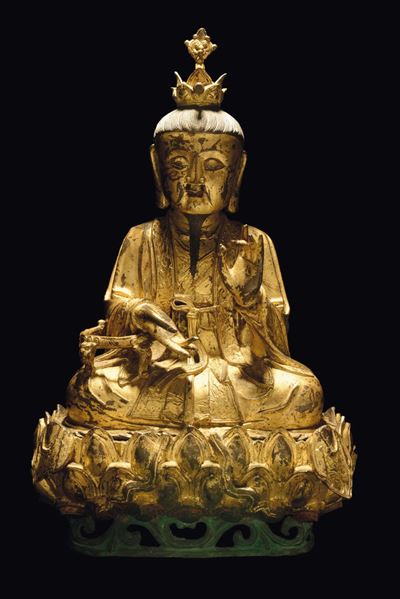 Grande Scultura di Dignitario in Bronzo Dorato Seduto su Fiore di Loto, Cina, Dinastia Ming, XVII...