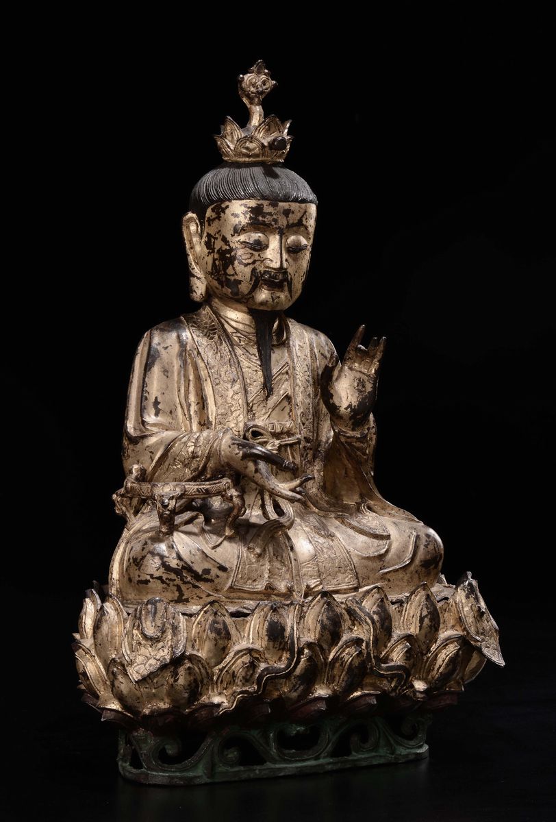 Grande Scultura di Dignitario in Bronzo Dorato Seduto su Fiore di Loto, Cina, Dinastia Ming, XVII...