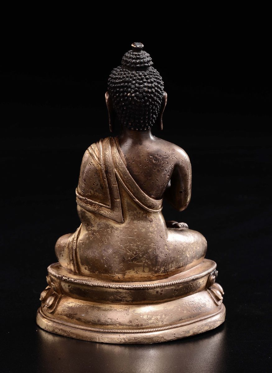 Buddha in Bronzo Dorato Seduto su Doppio Fiore di Loto, Cina, Dinastia Qing, Epoca Qianlong (1736...