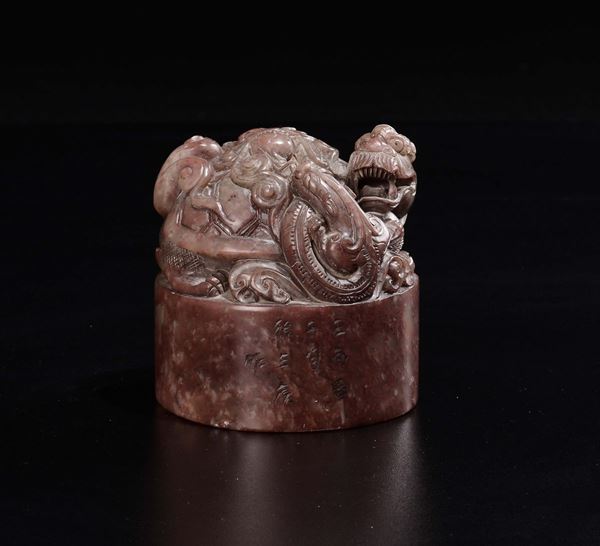 Sigillo in pietra dura sormontato da figura di drago, Cina, inizio XX secolo