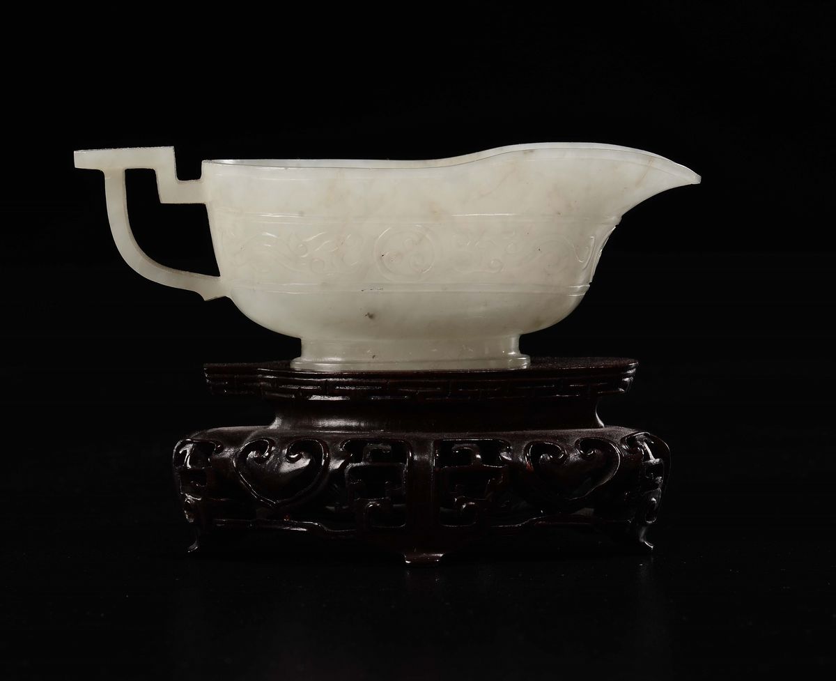 Coppetta in Giada Bianca con Manico con Disegno Geometrico, Cina, Dinastia Qing, XVIII Secolo
