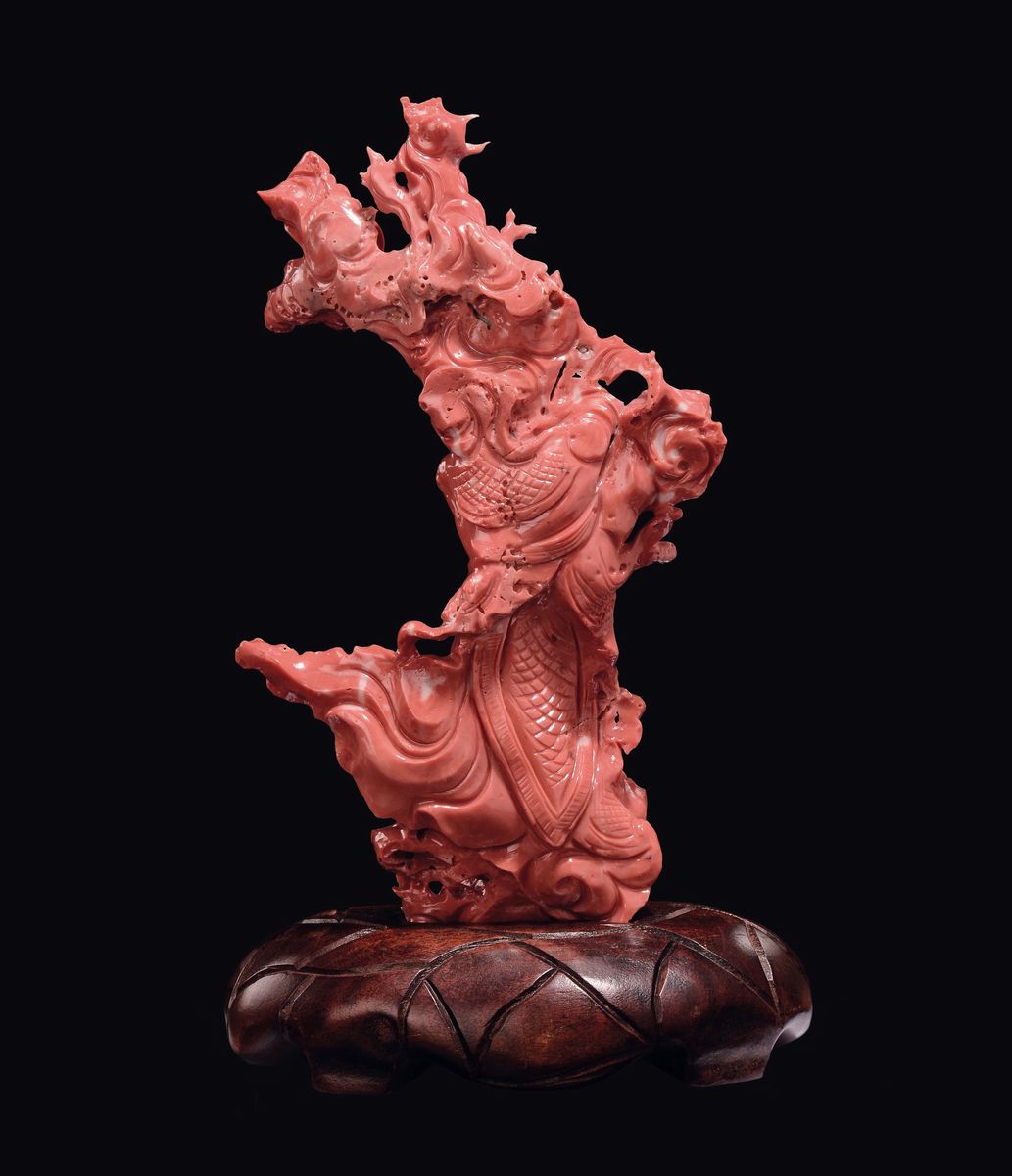 Figura di Guerriero Scolpita in Corallo con Vessilli, Cina, Inizio XX Secolo