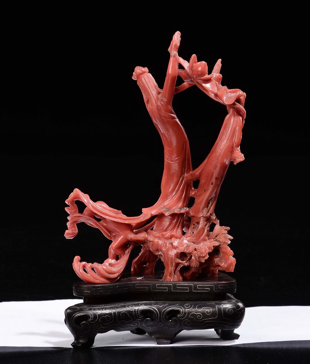 Piccolo Gruppo in Corallo con Due Guanyin e un Fanciullo, Cina, Inizio XX Secolo