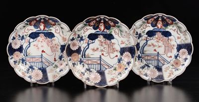Tre Piatti in Porcellana Imari a Soggetto Naturalistico, Giappone, Fine XIX Secolo