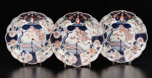 Tre piatti in porcellana Imari a soggetto naturalistico, Giappone, fine XIX secolo