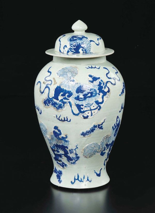 Potiche con coperchio in porcellana Celadon con cani di Pho bianchi e blu, Cina, inizio XX secolo