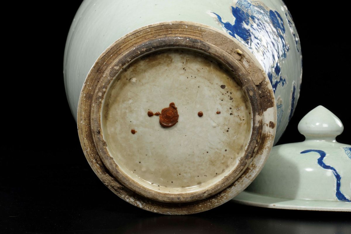 Potiche con Coperchio in Porcellana Celadon con Cani di Pho Bianchi e Blu, Cina, Inizio XX Secolo