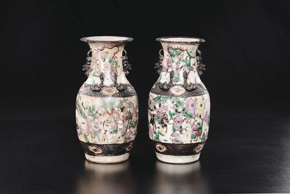 Coppia di vasi in porcellana craquelè a smalti policromi con raffigurazione di scene di battaglia, Cina, Dinastia Qing, XIX secolo