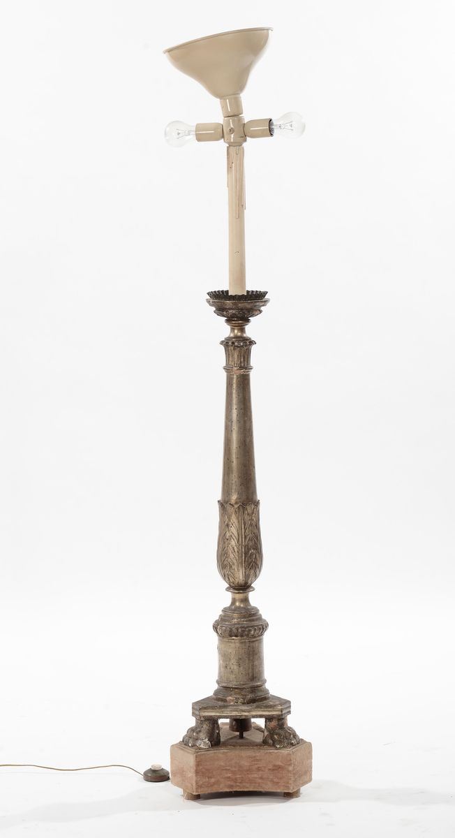 Torciera tripode in legno intagliato e dorato, XIX-XX secolo  - Asta Antiquariato e Dipinti Antichi - I - Cambi Casa d'Aste