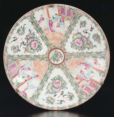 Piatto in Porcellana a Smalti Policromi con Rose e Scene di Vita di Corte Entro Riserve, Cina, Di...