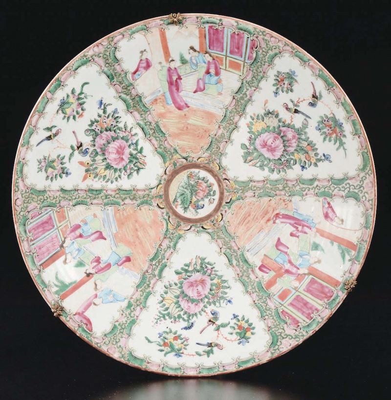 A polychrome enamelled porcelain dish with roses and court life scenes within reserves, China, Qing Dynasty, 19th century  - Auction Chinese Works of Art - Cambi Casa d'Aste