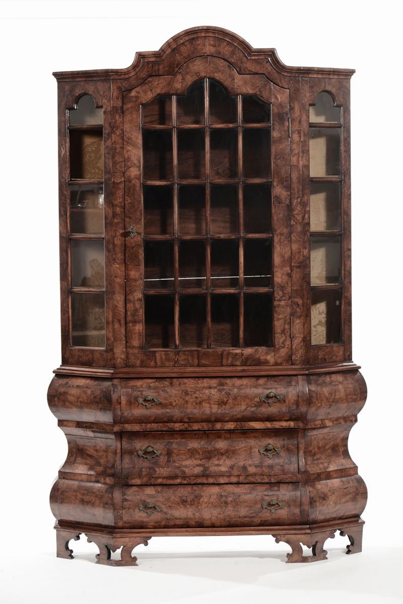 Vetrina scantonata lastronata in radica, XX secolo  - Asta Antiquariato e Dipinti Antichi - I - Cambi Casa d'Aste