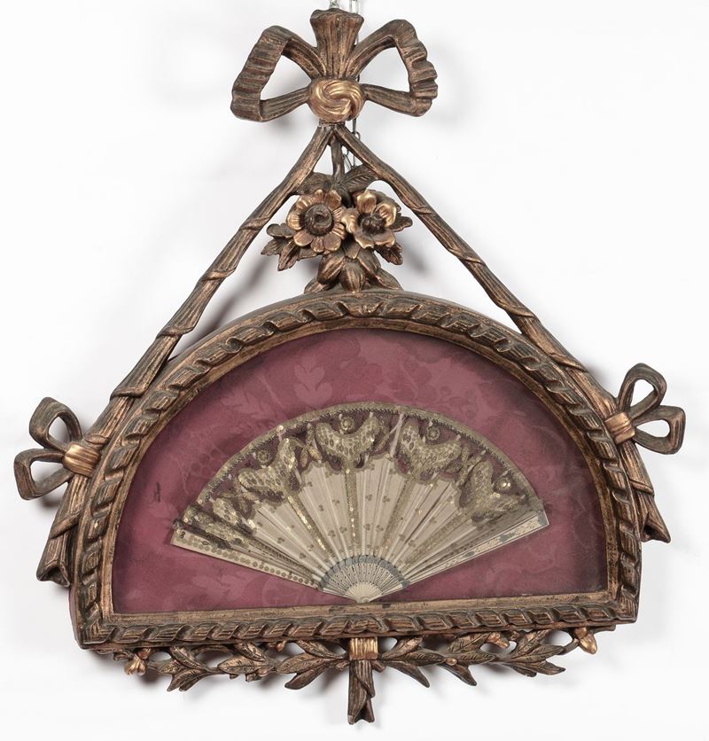 Ventaglio entro teca intagliata e dorata  - Asta Antiquariato e Dipinti Antichi - I - Cambi Casa d'Aste