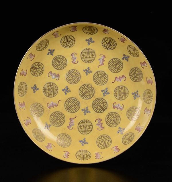 Piatto in porcellana a smalti policromi a fondo giallo con pipistrelli, Cina, XX secolo