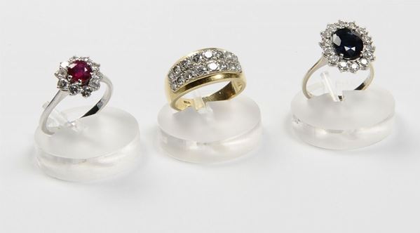 Lotto composto da tre anelli uno con rubino, uno con zaffiro ed una fascia con diamanti