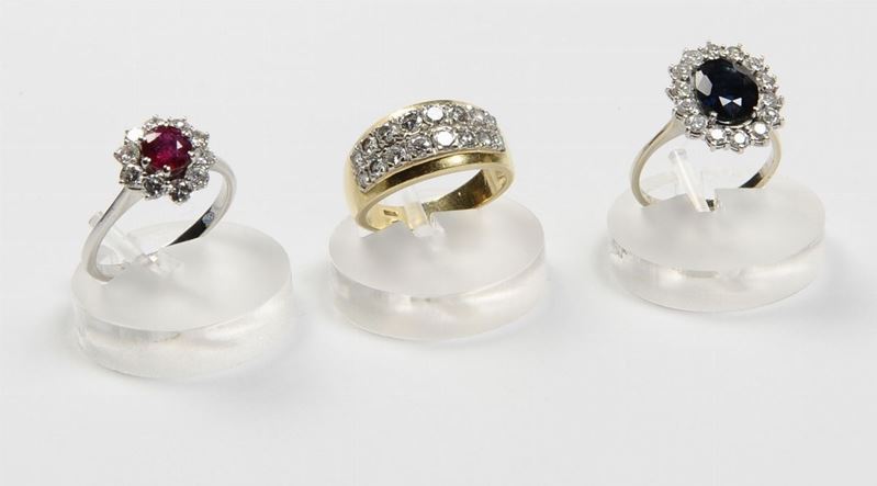 Lotto composto da tre anelli uno con rubino, uno con zaffiro ed una fascia con diamanti  - Asta Arredi dalle dimore degli eredi Ercole Marelli e altre provenienze - Cambi Casa d'Aste