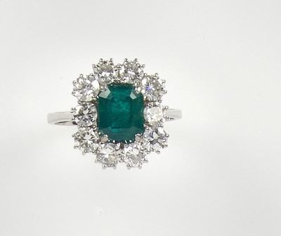 Anello con Smeraldo e Diamanti a Contorno