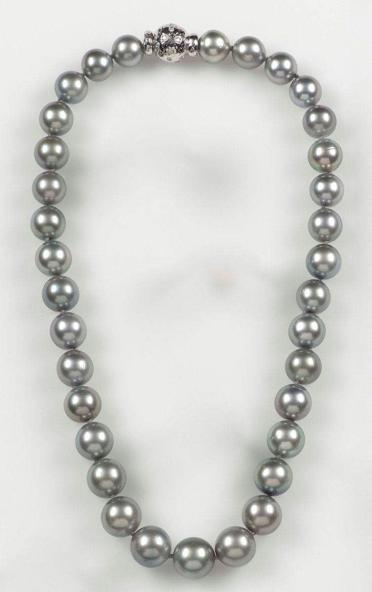 A cultured pearl necklace with a diamond and gold clasp  - Auction Furnishings from the mansions of the Ercole Marelli heirs and other property - Cambi Casa d'Aste