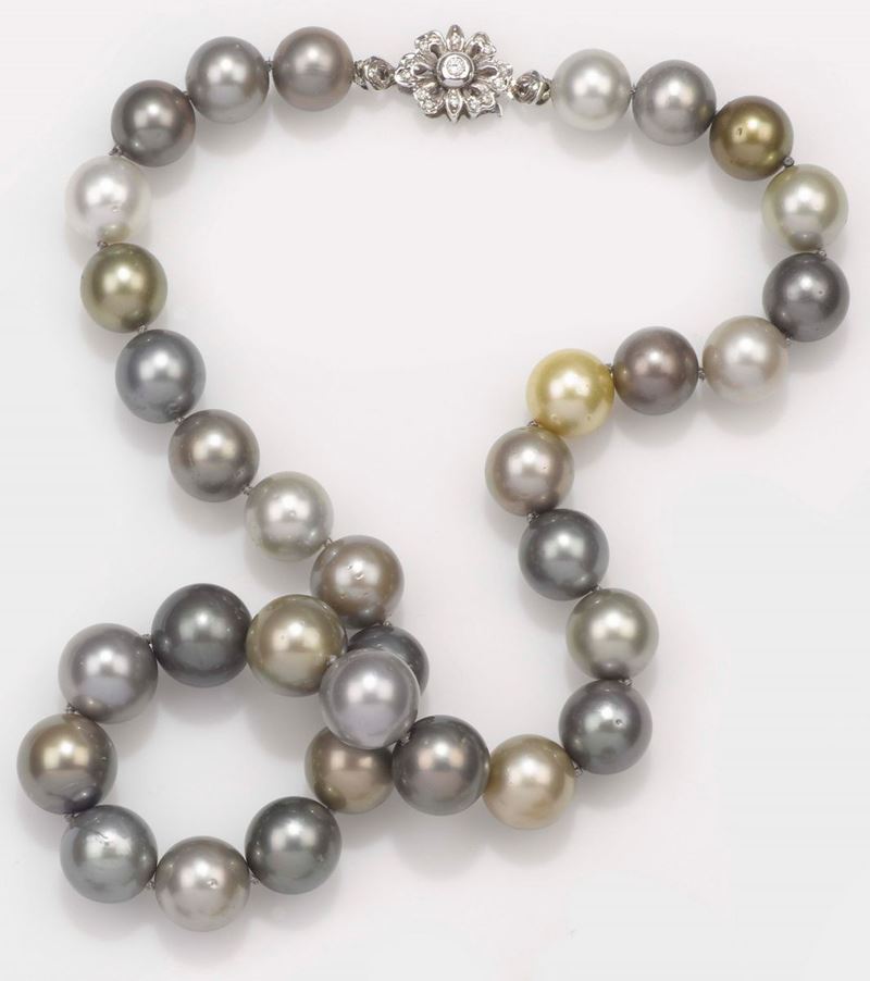 A cultured pearl necklace and diamond clasp. Accompanied by report of R.A.G  - Auction Fine Jewels - II - Cambi Casa d'Aste